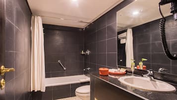con aria condizionata | Bagno | Vasca e doccia separate, set di cortesia gratuito, asciugacapelli
