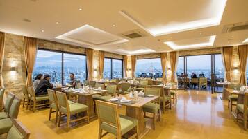 2 restaurants; breakfast, lunch, dinner, and brunch served