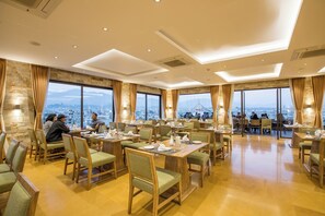 2 restaurants; breakfast, lunch, dinner, and brunch served - Hotel Tibet International (Kathmandu)