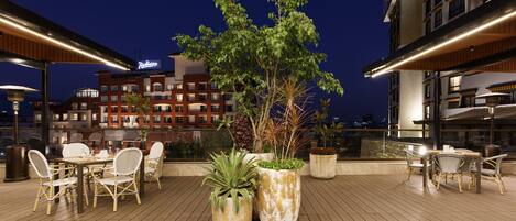 2 restaurants, breakfast served