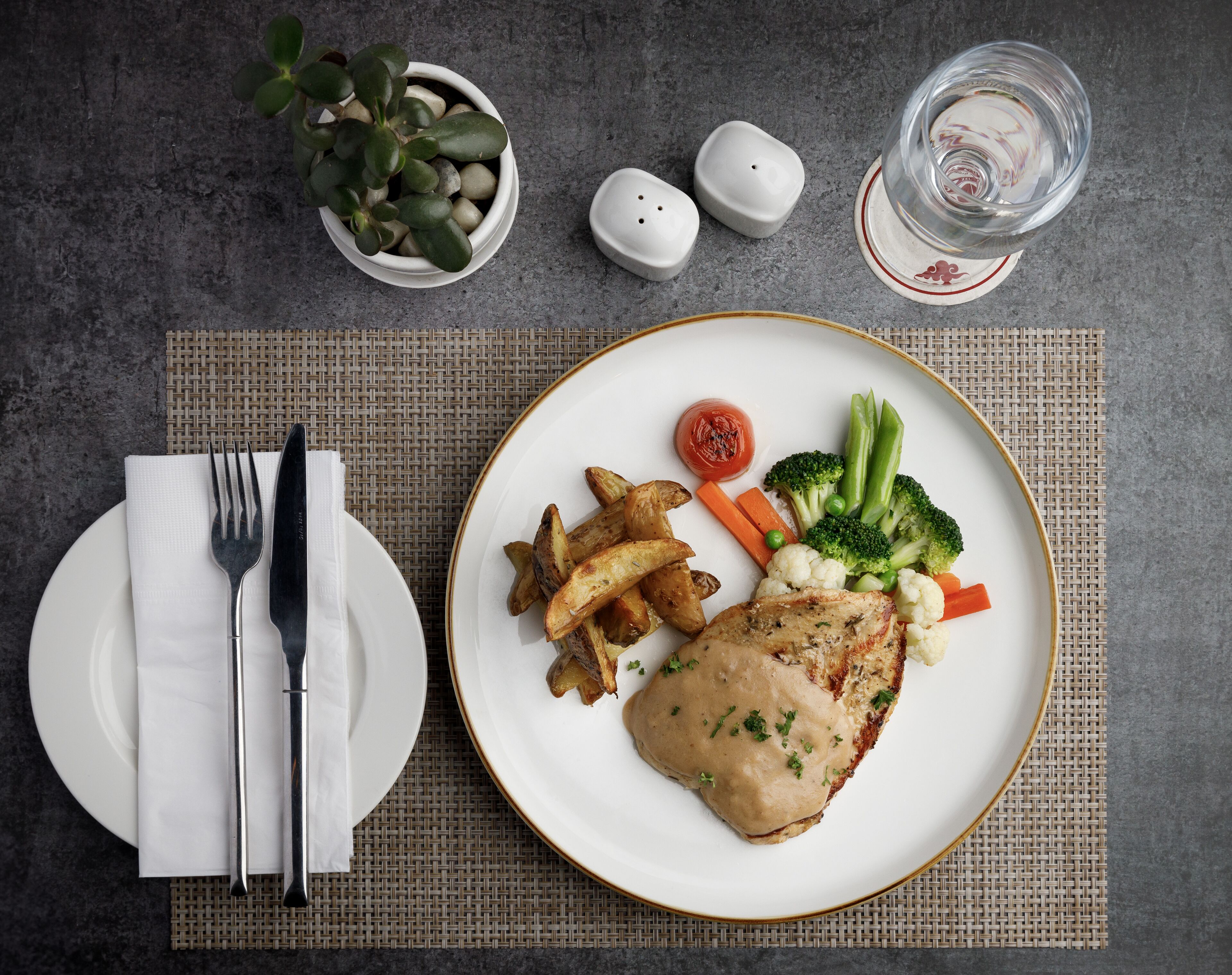 2 restaurants, breakfast served