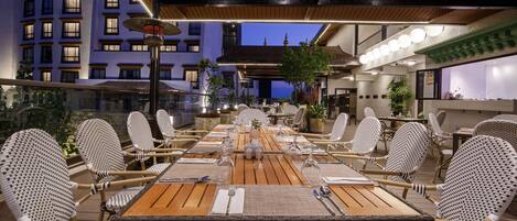 2 restaurants, breakfast served