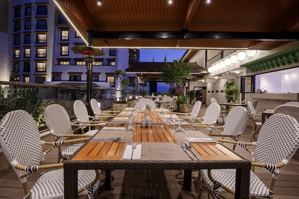 2 restaurantes; se sirven desayunos, almuerzos, cenas y brunches