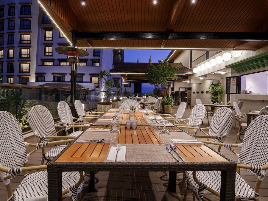 2 restaurants, breakfast served