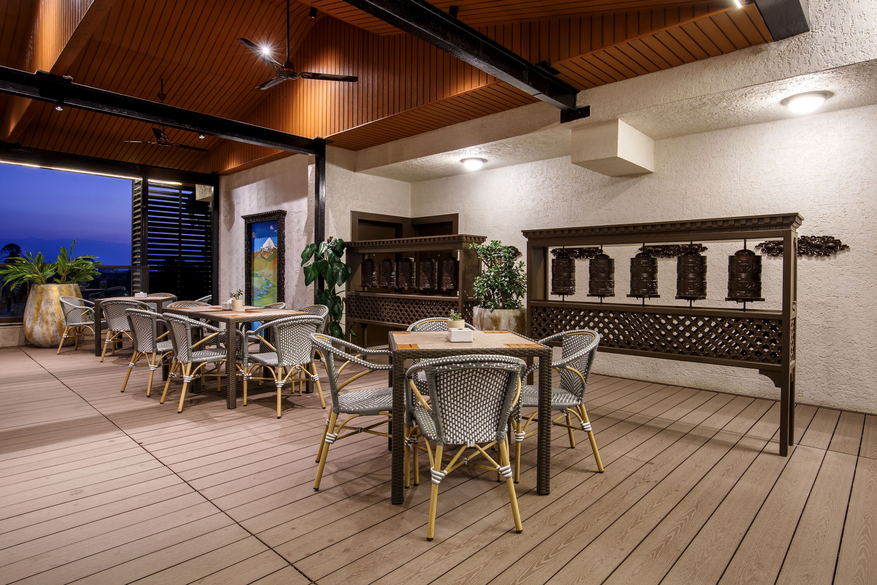 2 restaurants, breakfast served