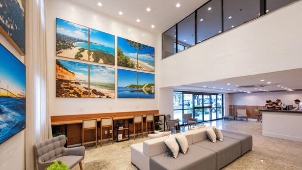 A modern lobby with a seating area, a reception desk, and large windows. - Villa Park Hotel Natal (Natal)