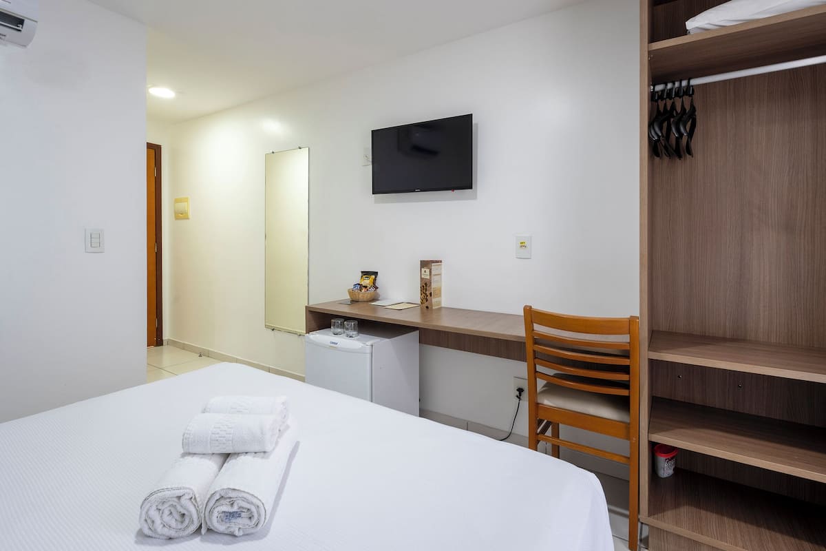 Een minibar, een kluis op de kamer, een bureau, een laptopwerkplek