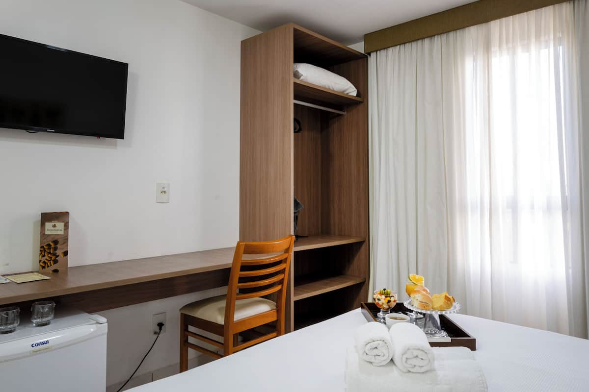 Een minibar, een kluis op de kamer, een bureau, een laptopwerkplek