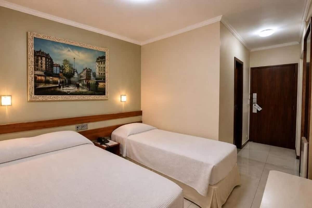 Deluxe Triple Room, 1 Double,1 Single Bed | Minibar, caja de seguridad en la habitación, escritorio y wifi gratis