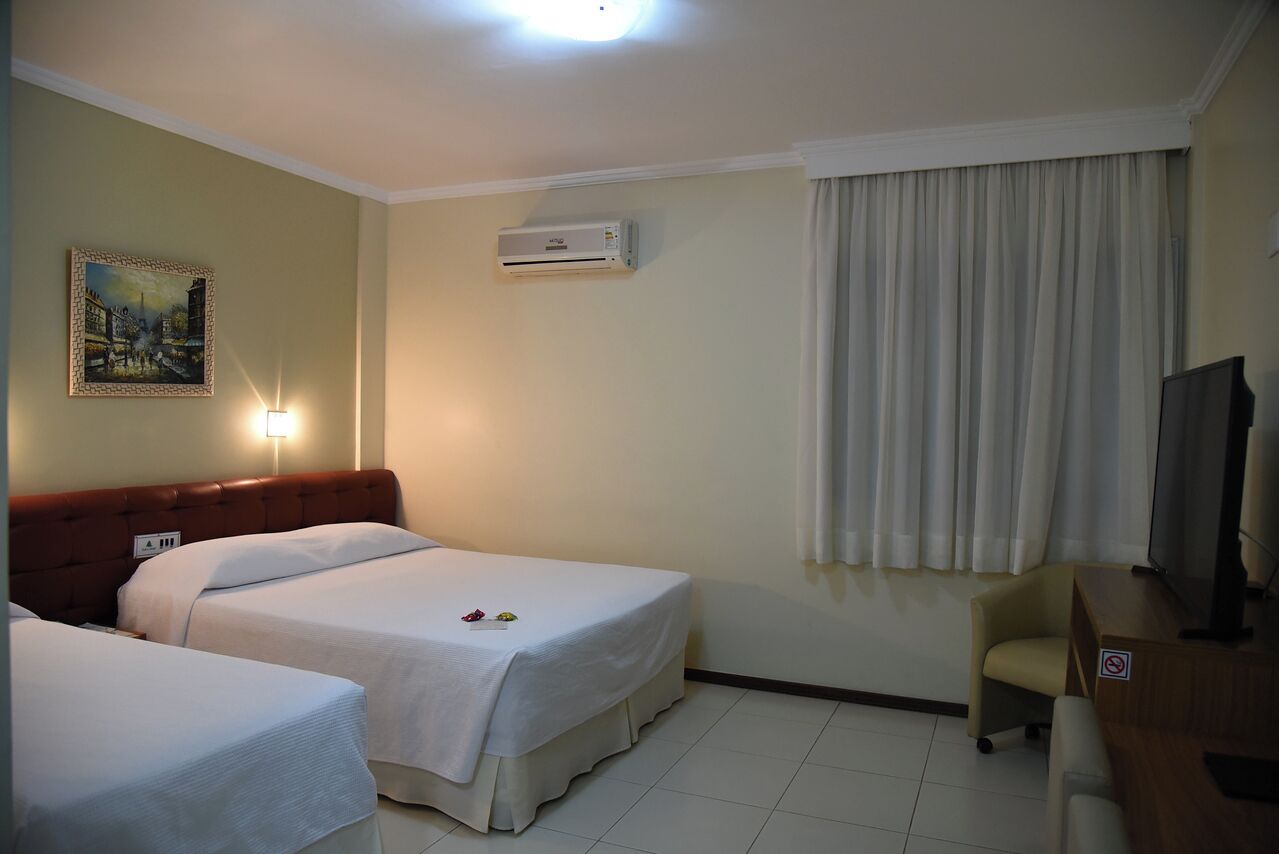 Familjerum | Minibar, värdeförvaringsskåp på rummet, skrivbord och gratis wi-fi