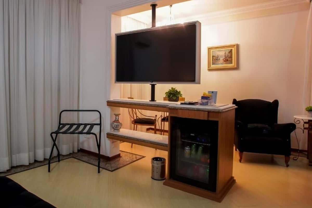 Habitación superior | Minibar, caja de seguridad en la habitación, escritorio y wifi gratis
