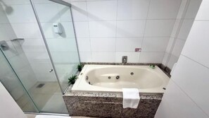 Superior Room | Bathroom | Shower, hair dryer, towels - Cedro Hotel (Londrina)