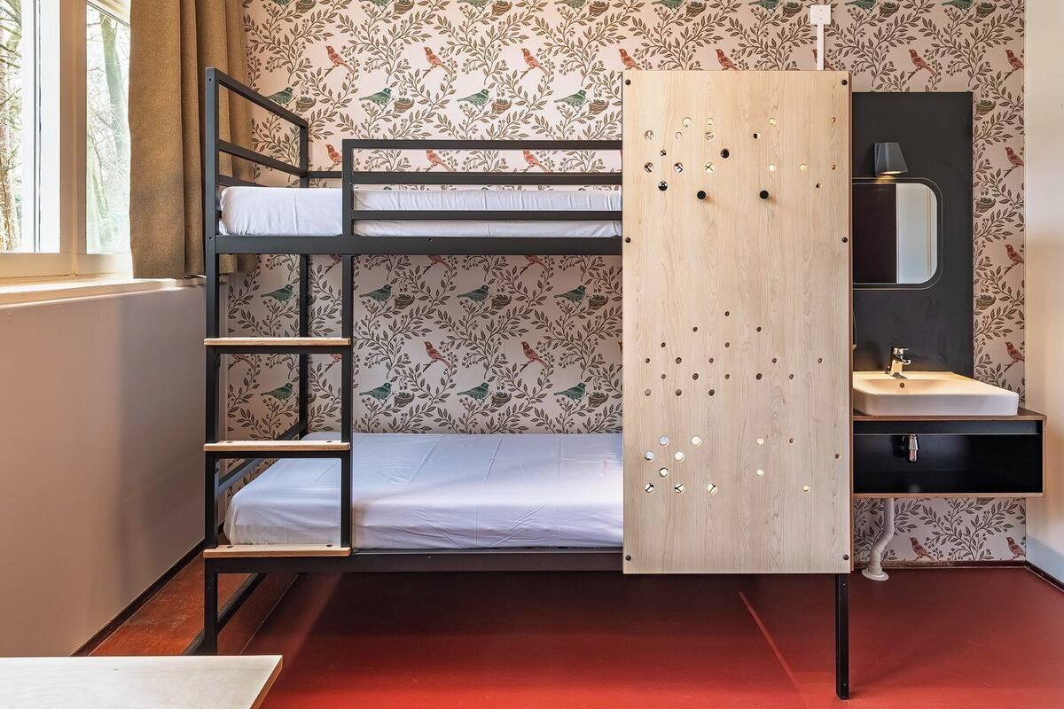 Standaard Twin kamer, privébadkamer (Bunk beds) | Badkamer | Een douche, milieuvriendelijke toiletartikelen