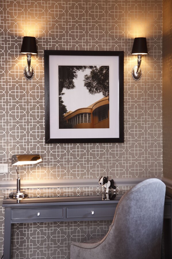 A framed photograph on the wall, a desk with a lamp, and a chair. - 54 On Bath (Johannesburg)