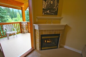 27-英寸电视 （配备有线频道）、壁炉