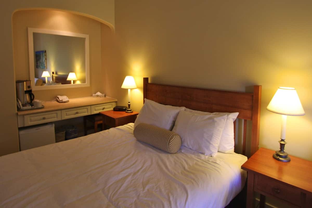 deluxe room | bed sheets, alarm clocks