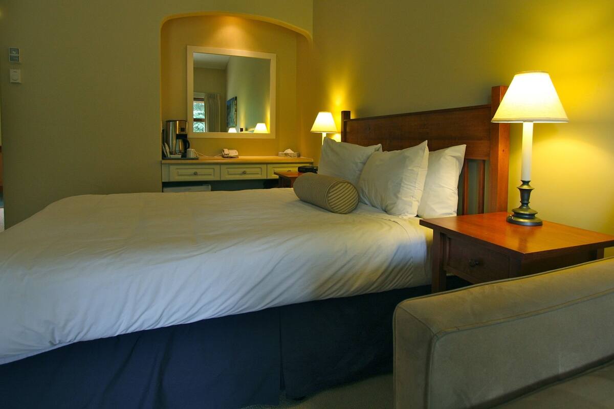 deluxe room | bed sheets, alarm clocks