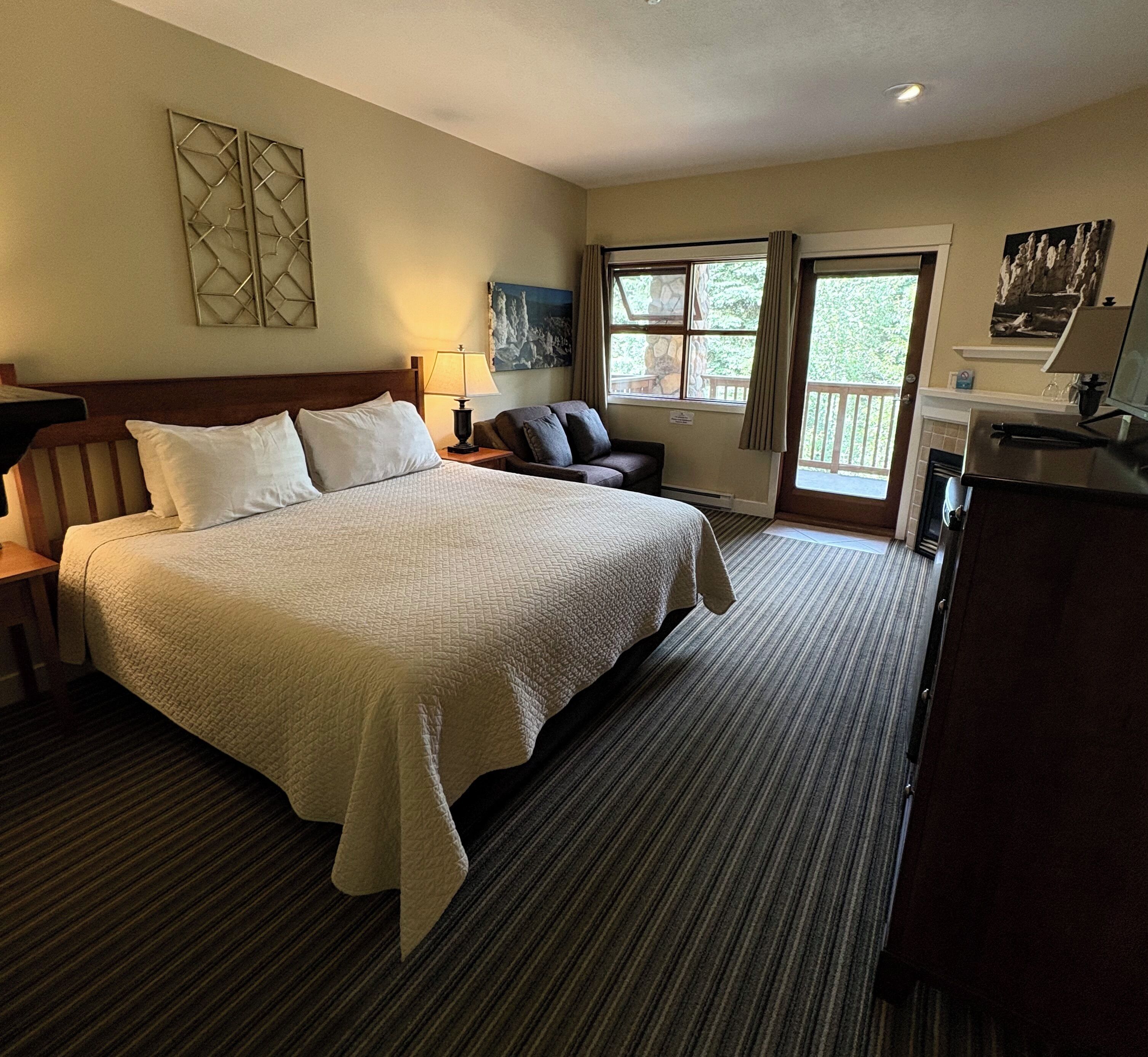 deluxe room | bed sheets, alarm clocks