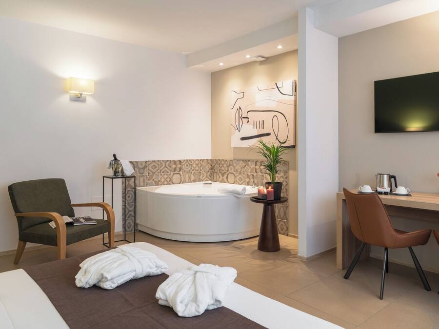 In-room safe, blackout drapes, soundproofing, free WiFi