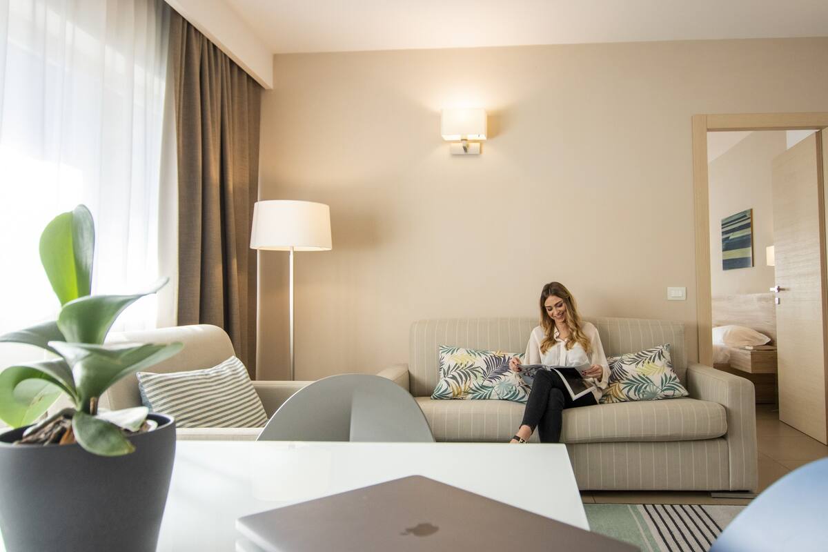 Zimmersafe, Verdunkelungsvorhänge, schallisolierte Zimmer