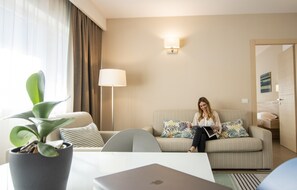 客房内保险箱、遮光窗帘、隔音、免费 WiFi