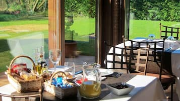 Petit déjeuner et déjeuner servis sur place, vue sur le jardin