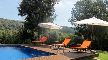 Piscine extérieure, parasols de plage, chaises longues