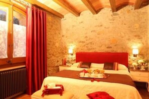 Dobbelt- eller tomannsrom, 1 soverom | Sengetøy av topp kvalitet, dundyner, minibar og safe på rommet