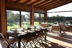 Se sirven desayunos y almuerzos (con vistas al jardín) 