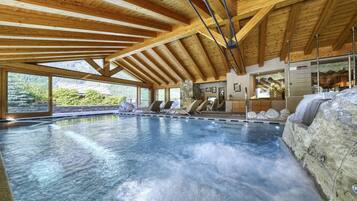 室内游泳池,室外游泳池,日光浴躺椅