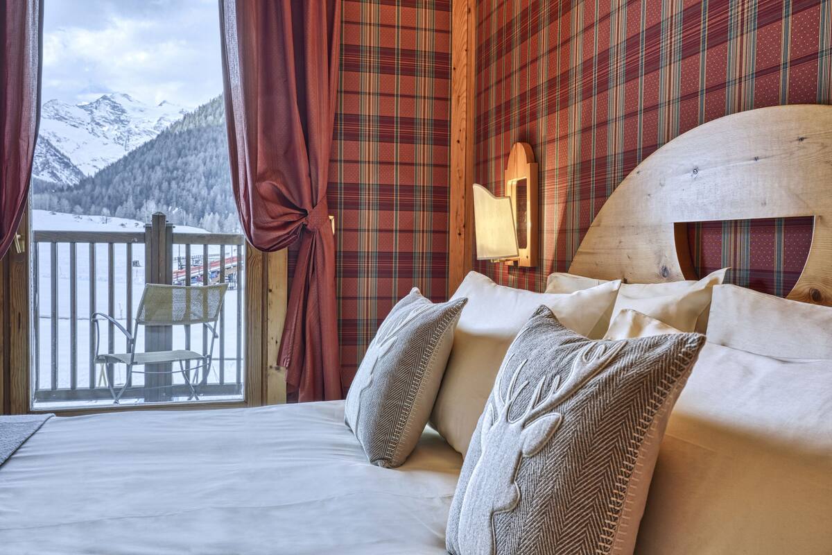Minibar, in-room safe, soundproofing, free WiFi