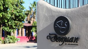 Ein Schild mit dem Namen 'Donjuan' und einem Logo, das eine stilisierte 'D' und 'J' zeigt.