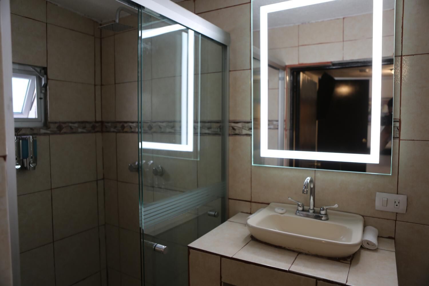 Regadera, regadera tipo lluvia, amenidades de baño gratuitas, toallas 