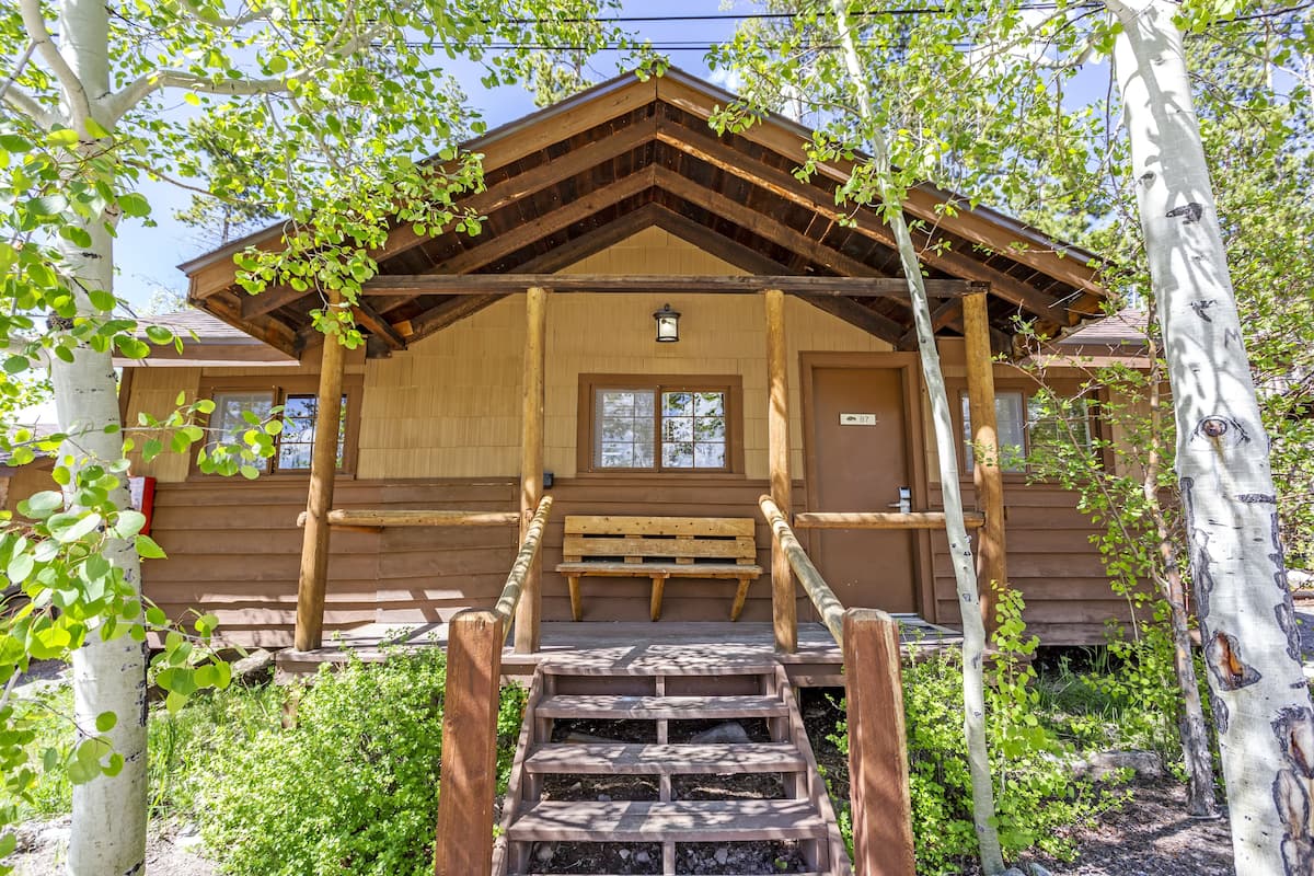 Ferienhütte, 2 Queen-Betten | 1 Schlafzimmer, kostenloses WLAN, Bettwäsche