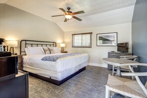 Zimmer, 1 King-Bett | 1 Schlafzimmer, kostenloses WLAN, Bettwäsche