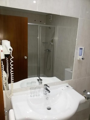 Amenidades de baño gratuitas, secadora de cabello, toallas
