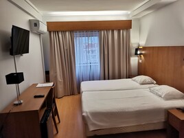 Superior Twin Room | Minibar, desk, soundproofing, cribs/infant beds