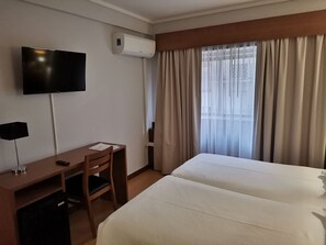 高級雙床房 | 迷你吧、書桌、隔音、搖籃/嬰兒床