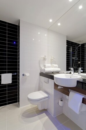 Douche, articles de toilette gratuits, sèche-cheveux
