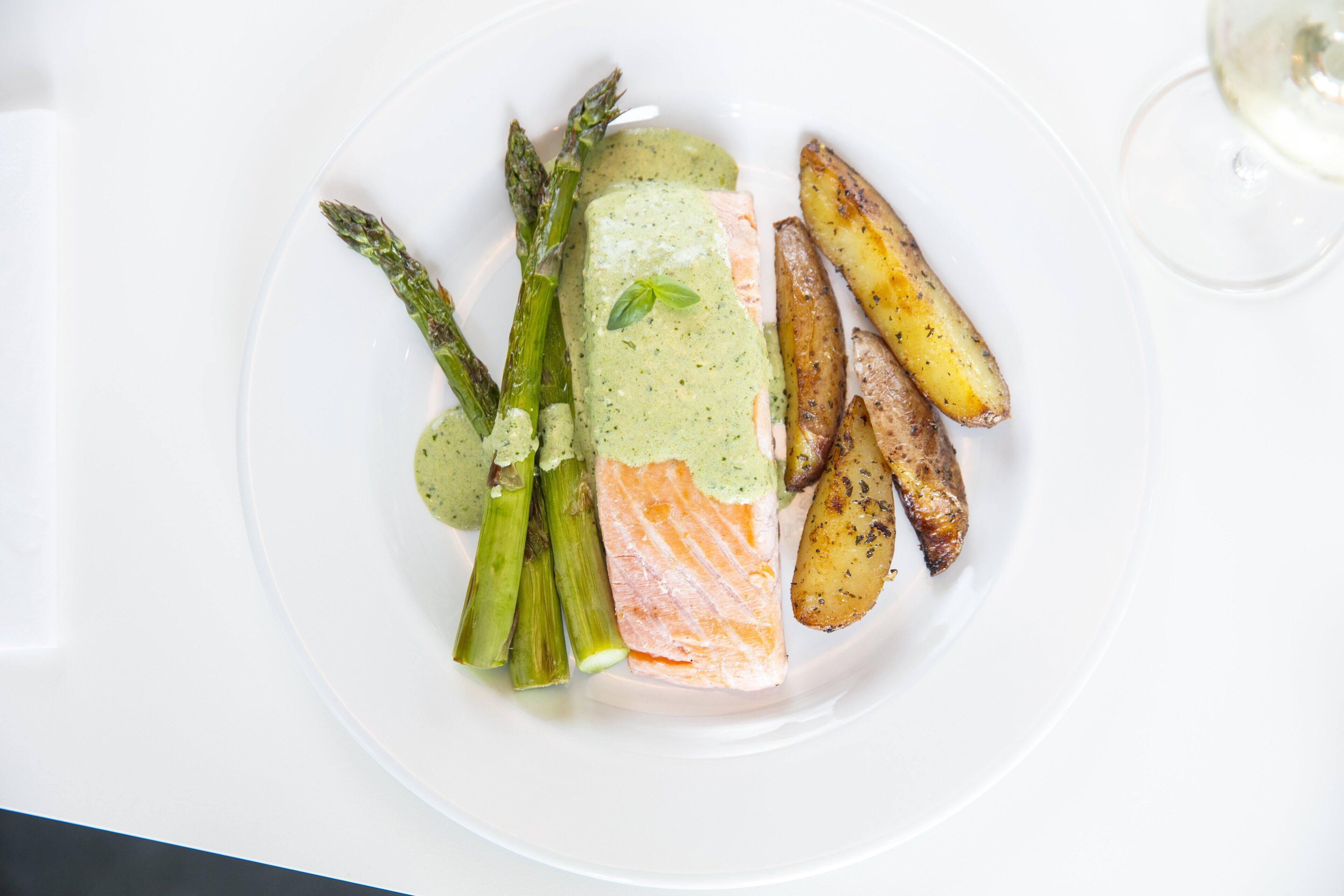 Une assiette de saumon, d’asperges et de pommes de terre rôties.