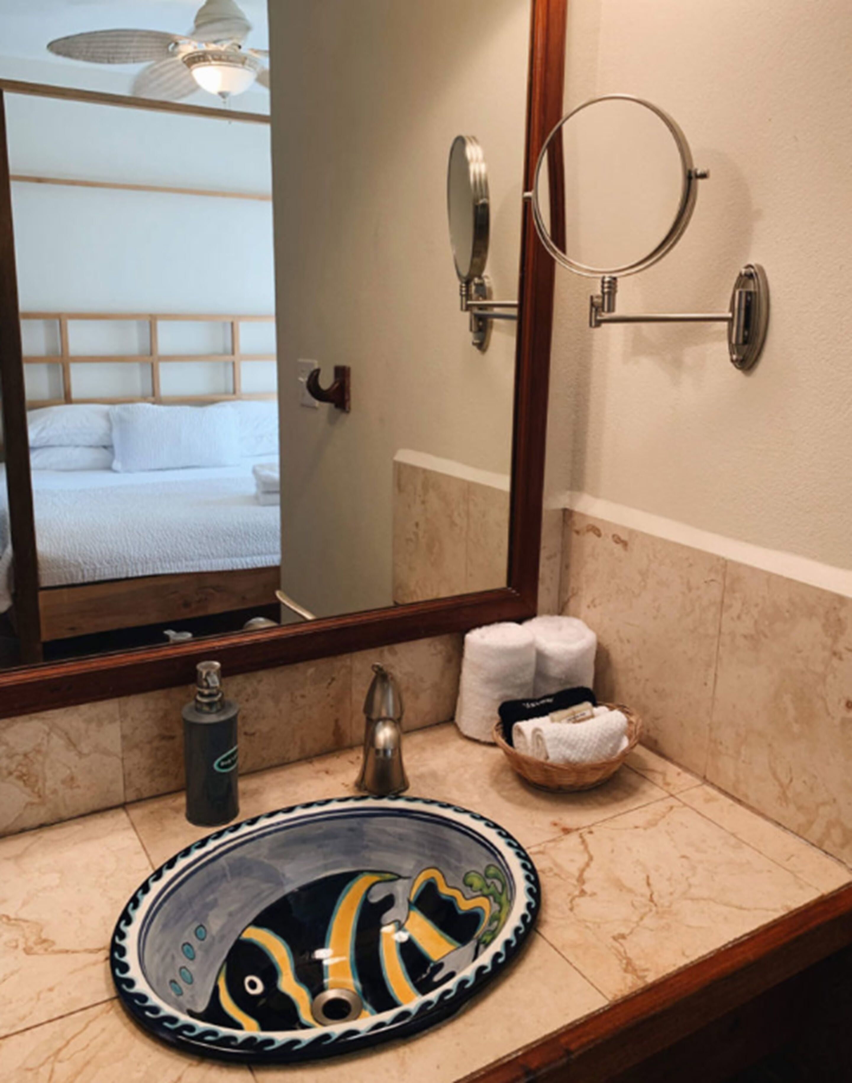 shower, hydromassage showerhead, free toiletries, hair dryer