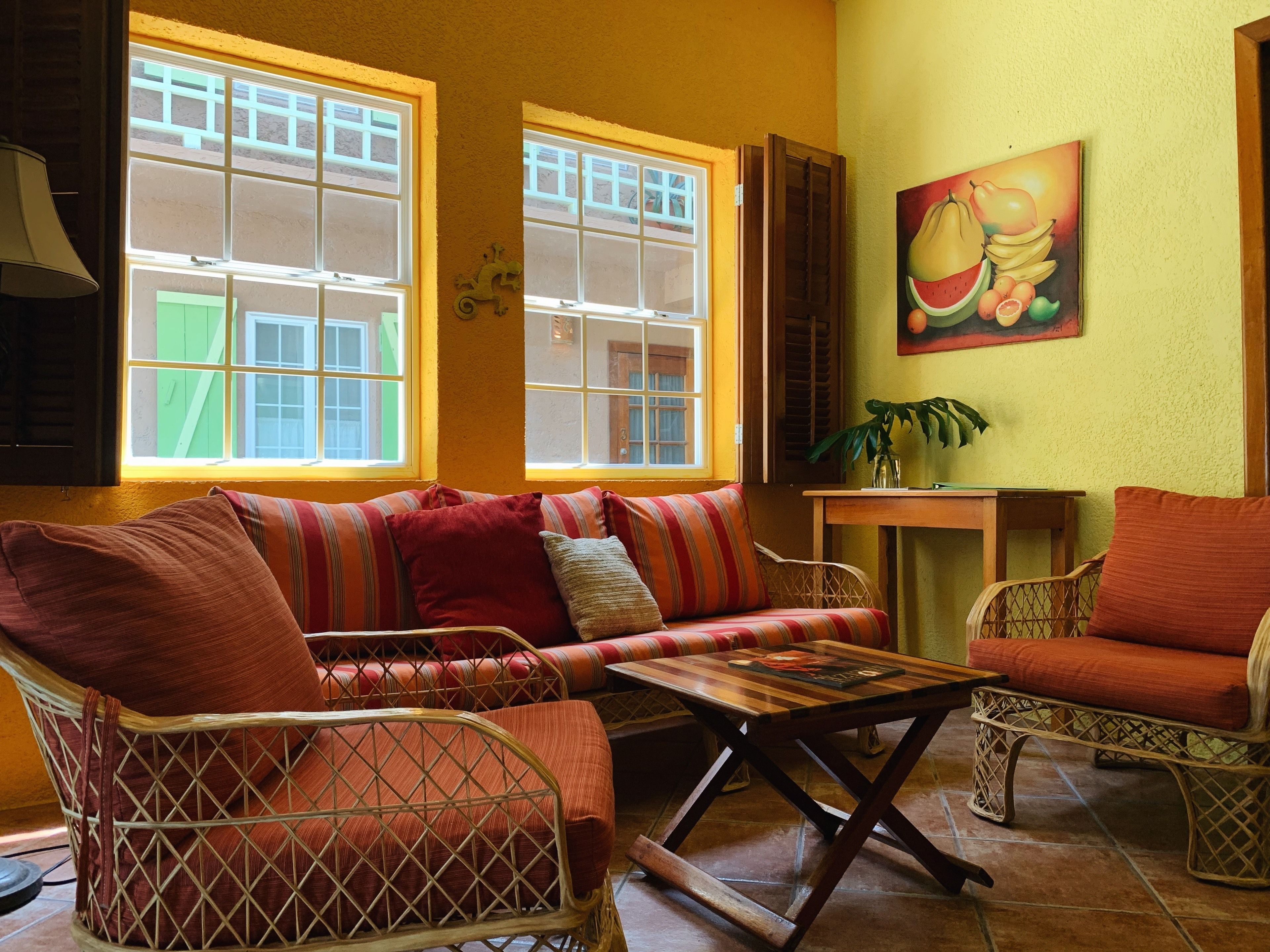 seaside havens | living area | 42-inch smart tv with cable channels, tv