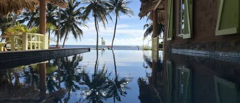 Piscine extérieure, chaises longues