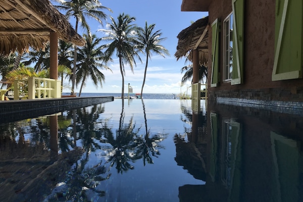 Kolam renang outdoor, dengan kursi berjemur