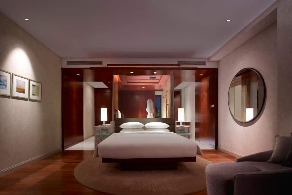 Hypo-allergenic bedding, minibar, in-room safe, desk