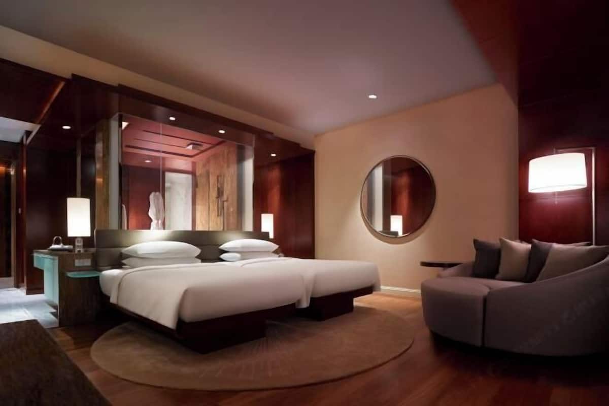 Allergikerbettwaren, Minibar, Zimmersafe, Schreibtisch