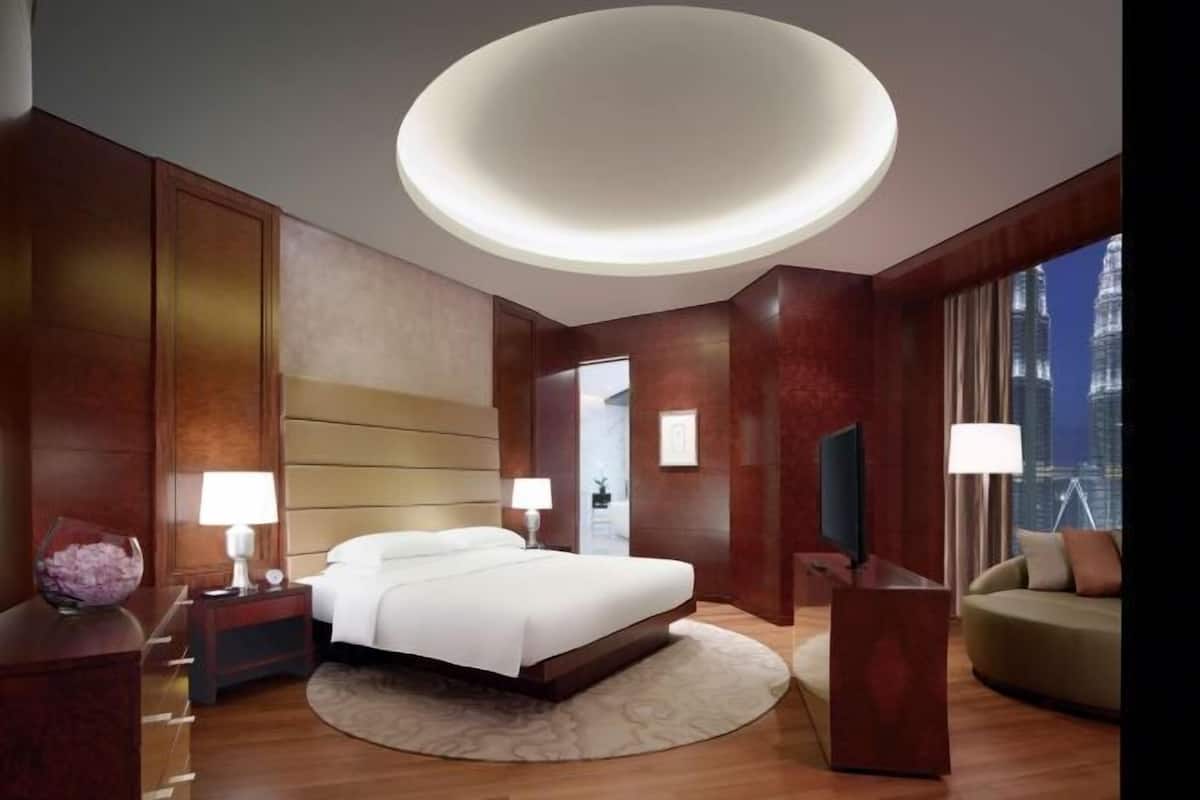 Hypo-allergenic bedding, minibar, in-room safe, desk