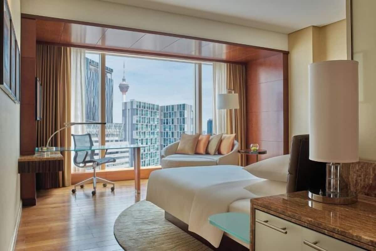 Hypo-allergenic bedding, minibar, in-room safe, desk