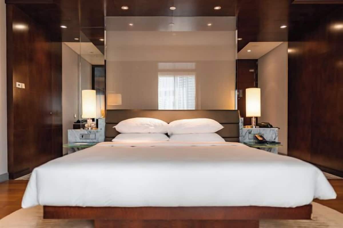 Hypo-allergenic bedding, minibar, in-room safe, desk