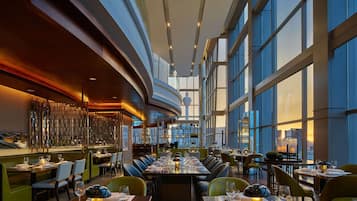 3 restauranter; serverer morgenmad, frokost og malaysiske retter